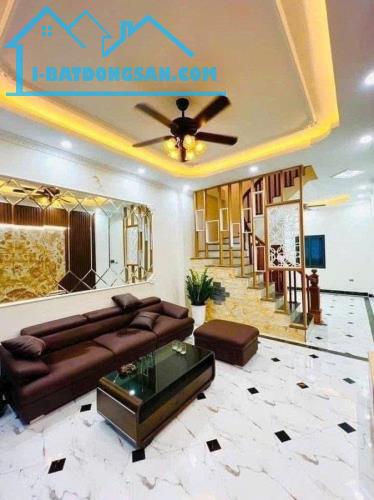 Phố Pháo Đài Láng 43m2, 5T, MT4m tặng full nội thất giá 11.9 tỷ hiếm Đống Đa