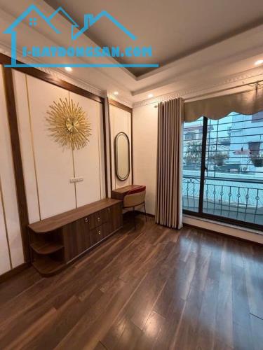 BÁN NHÀ BÁT KHỐI 4 TẦNG. Ô TÔ ĐỖ CỬA. NHỈNH 7...TỶ
