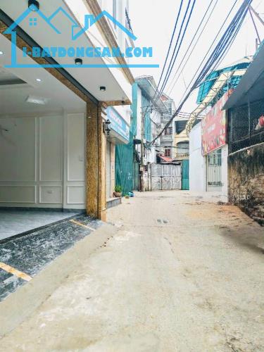NHÀ MỚI -PHẠM VĂN ĐỒNG- CỔ NHUẾ -THANG MÁY - GARA Ô TÔ TRONG NHÀ - FULL NỘI THẤT ĐẸP LONG