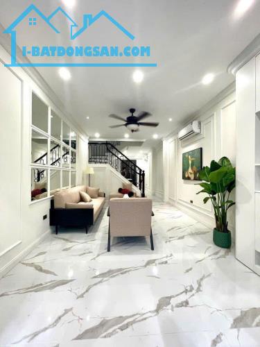 GẤP!8TY CÓ THANG MÁY+OTO+CHÂN GA METRO TẠI NGỌA LONG,CẦU DIỄN,DT:40Mx5T