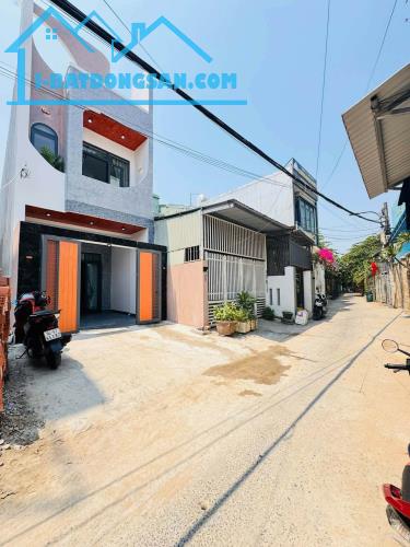 🔥 NHÀ 2 TẦNG – SÁT BẾN XE TRUNG TÂM ĐÀ NẴNG Vị trí đẹp – vừa ở vừa kinh doanh cực tốt! 📍