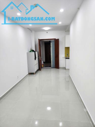 Bán căn hộ 8X Plus có sổ hồng. Căn hộ 2PN - 2WC, bancon thoáng mát. Giá bán 2.850 tỷ.