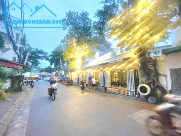 BÁN GẤP NHÀ HOÀNG HOA THÁM TT BA ĐÌNH GIÁP RANH TÂY HỒ MỚI KOONG THANG MÁY FULL NỘI THẤT