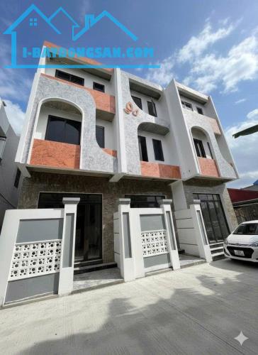 BÁN NHÀ 2 TỶ 350 TRIỆU,Ô TÔ ĐỖ CỬA KHU MỸ XÁ , 47M2 x 3 TẦNG,