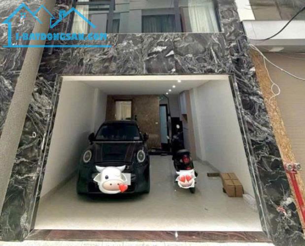 Bán nhà Ngọc Hồi 41.6m2*5T, thang máy, lô góc, ô tô vào nhà, kinh doanh