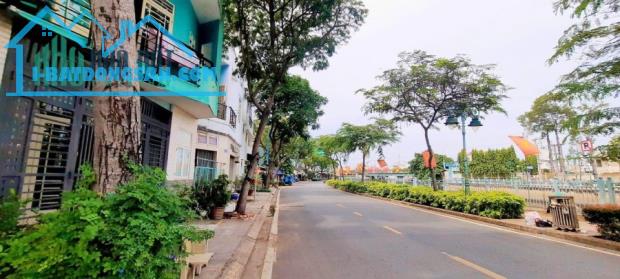 Bán Nhà Mặt Tiền Đường Lò Gốm- Quận 6. DT: 208m2. Ngang hơn 8m. Giá: 24,8 Tỷ
