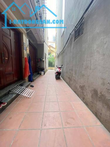 NHÀ XUÂN ĐỈNH – NGÕ RỘNG, GẦN Ô TÔ TRÁNH – 2 THOÁNG TRƯỚC SAU.