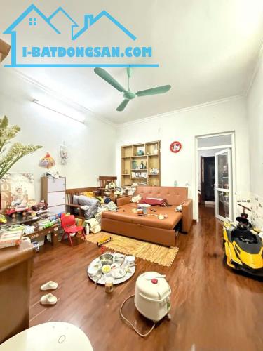 Cần bán Tập Thể Phố Lạc Trung - Sổ 51m2 - thực tế 65m x 2 ngủ, 2 thoáng, khu dân trí cao