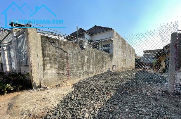 1 lô chân dài hẻm 25 Mai Thị Lựu gần đại học tây nguyên