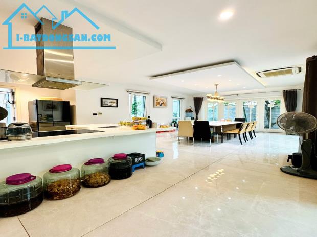Bán biệt thự VIP khu Vườn Đào Võ Chí Công, view vườn hoa, 368m2 235 tỷ