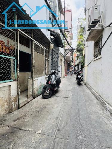 Cần bán nhà CŨ GIÁ RẺ Hẻm ôtô rộng 4m tại Quận 5, Sổ ĐẸP vuông vức, tiện xây mới