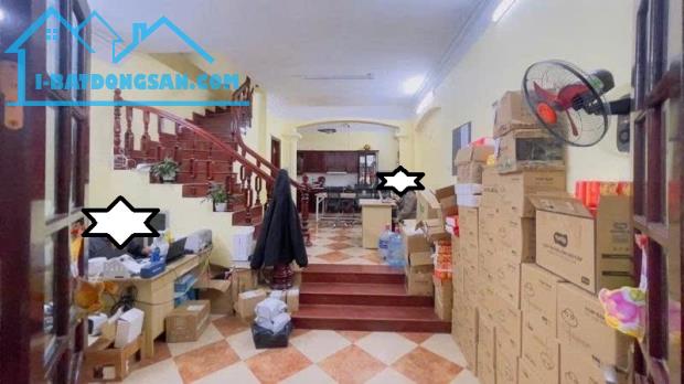 Cần bán gấp nhà Hoàng Quốc Việt 54m2, 4T, mt7m, lô góc, ô tô dừng đỗ ngày đêm, dân xây HIẾ