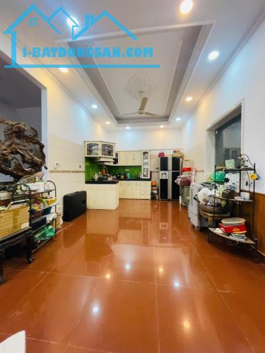 Nhà mặt ngõ ô tô Bạch Mai, 8m ra phố, 104m2 x 4 tầng đẹp, giá 35 tỷ có TL, 0985868893