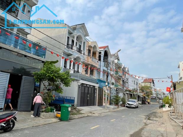 QUÁ RẺ !! KDC Bình Đức sau chợ Nông sản Thủ Đức, DT 105m2 (5 x 21) giá chỉ 5,4 tỷ