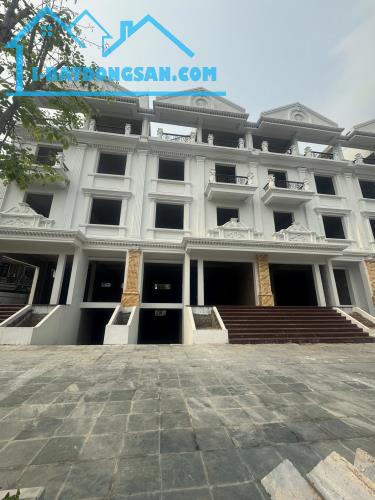 LIỀN KỀ, TP GIAO LƯU, PHẠM VĂN ĐỒNG, CẦU GIẤY-KD-VỈA HÈ:120M X5T, MT 7,5M, GIÁ 49,5 TỶ.