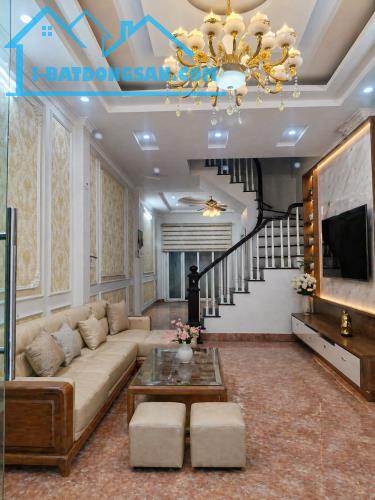 🔥 NHÀ ĐẸP THẠCH BÀN – Ô TÔ VÀO NHÀ – 4 TẦNG 4 NGỦ – GẦN PHỐ LỚN – 11.X TỶ 🔥