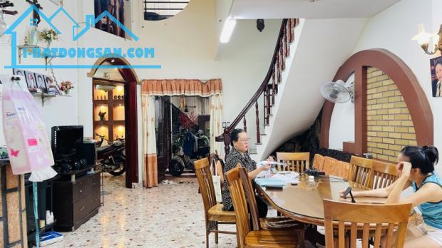 Bán Gấp nhà Quận 3 mặt ngang lớn bề thế 5.9m - Cách mặt tiền Lê Văn Sỹ chỉ 1 căn - 4 tầng
