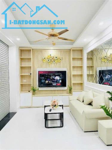 Nhà Hoàng Hoa Thám, thông ra Thụy Khuê, Đồng Cổ, gần Hồ Tây, 39m * 4 tầng, giá 8,6 tỷ