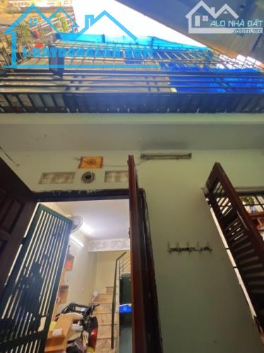 Nhà phố Dương Quảng Hàm, Cầu Giấy, ngay sát phố, sổ đỏ chính chủ, 30m²*2 tầng. Giá 6,2 tỷ