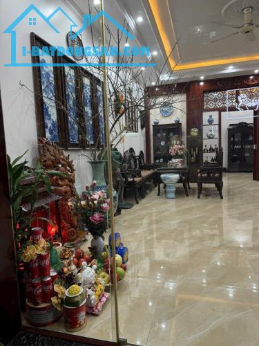 Bán căn nhà 4 tầng lô góc, thang máy, mặt phố phường Trần Hưng Đạo, TP HD, 73.3m2, mt 6m