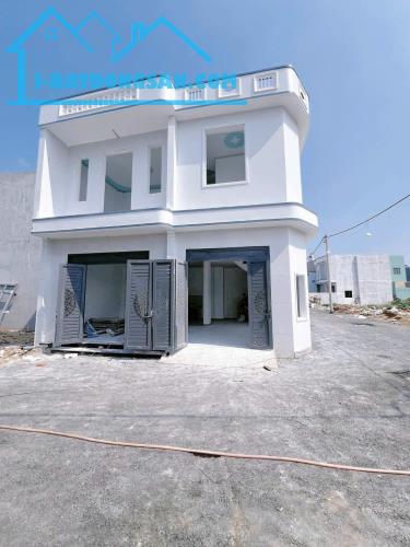 Nhà góc 2 mặt tiền đường 6m mới xây 3.1 tỷ -70m2-1 lầu 1 trệt
