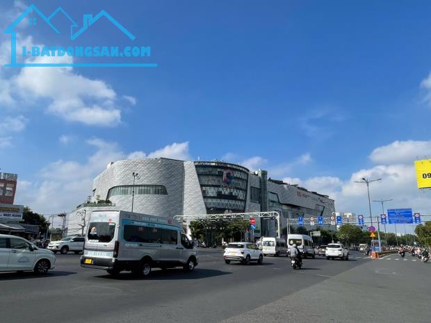 Ngay TTTM GIGAMALL - CHDV 5 tầng, HĐT khoán 1,2 tỷ/năm, DT 170m2 giá 24 tỷ