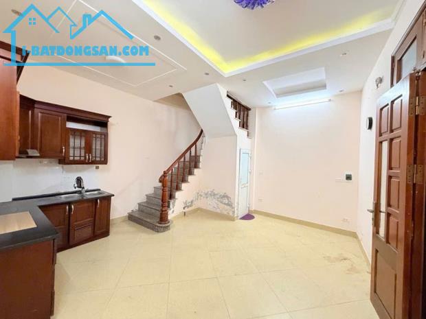 Bán Nhà Phố Trần Khát Chân, gần Phố Huế - 40m2 x 5 Tầng - ngõ rộng, sát phố - Giá 9,25 Tỷ