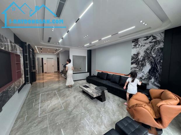BÁN GẤP NHÀ ĐẸP NGÔ GIA TỰ 110M x 6T, MẶT TIỀN 5.2M, THANG MÁY, GARA ÔTÔ, FULL NỘI THẤT.