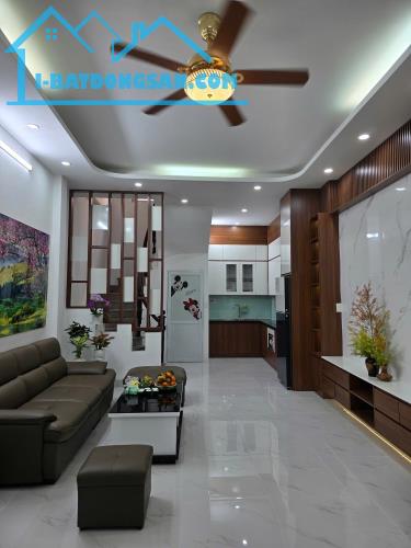 NHÀ ĐẸP PHỐ NGUYỄN ĐÌNH HOÀN – CẦU GIẤY – 45M² x 4 TẦNG – MT RỘNG – VỊ TRÍ TRUNG TÂM