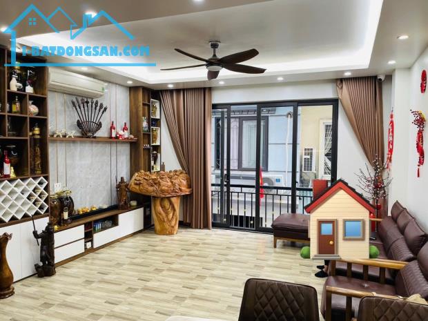 NHÀ MẶT NGÕ -LẠC LONG QUÂN - VỪA Ở VỪA KINH DOANH- ÔTÔ 16 CHỖ QUA NHÀ -NỘI THẤT ĐẸP.