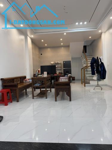 BÁN NHÀ 2 TỶ 850 TRIỆU, NGÕ NGẮN ĐƯỜNG HÙNG VƯƠNG, 57,3M2 x 3 TẦNG