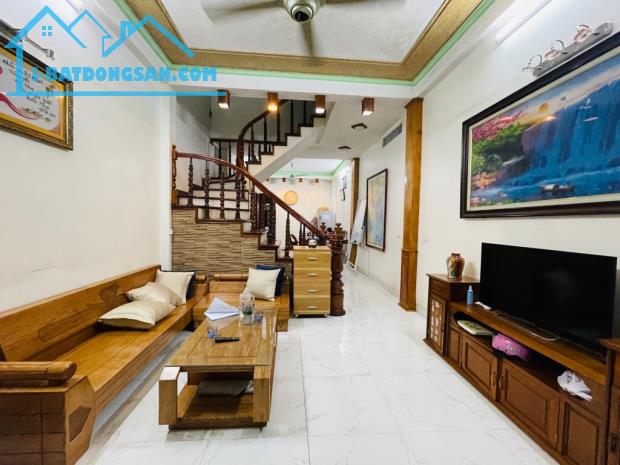 Cô Thúy gửi bán nhà phân lô khu văn công Mai Dịch, DT 40m2 hơn 7 tỷ