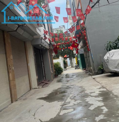 NHÀ CỔ NHUẾ -SÁT KHU ĐÔ THỊ– Ô TÔ ĐỖ CỬA, VÀO NHÀ – NỘI THẤT ĐẸP- CHỈ VIỆC VỀ Ở.