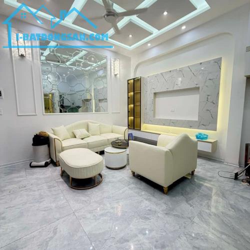 Bán nhà đẹp. Khu vực cầu giấy. Yên hòa. Giá rẻ. Full nội thất.
