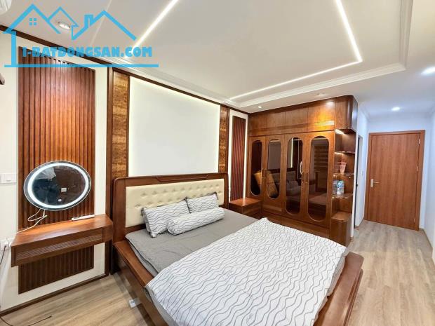 Siêu phẩm Hạ Yên Quyết, Cầu Giấy, 7T thang máy, nhà đẹp full nội thất, giá nhỉnh 13 tỷ