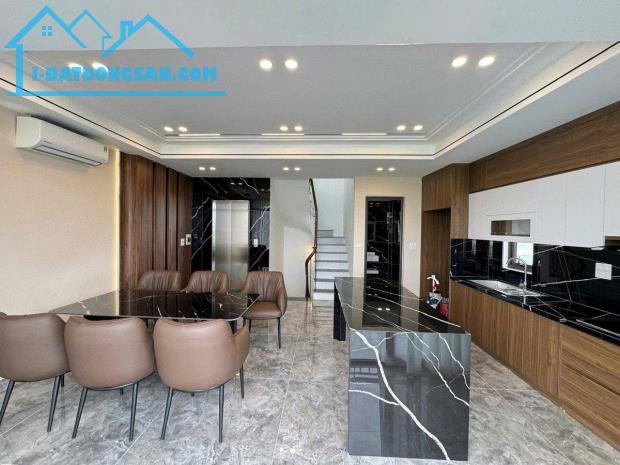 Cực đẹp phố Nguyễn Chánh 55m2, 6T thang máy Gara ô tô , MT5m vỉa hè ô tô tránh kinh doanh