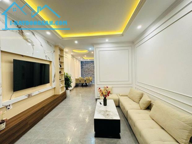 Siêu phẩm Hoàng Văn Thái 45m2, 5T thang máy 2 thoáng, MT4.2m 11.6 tỷ tặng full đồ