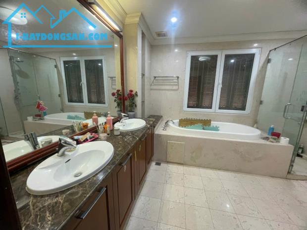Biệt Thự 5 Tầng Có Hầm Lão Thành Cách Mạng 240m2 Mt 15m Sân Rộng 300m2 Để Oto Thoải Mái