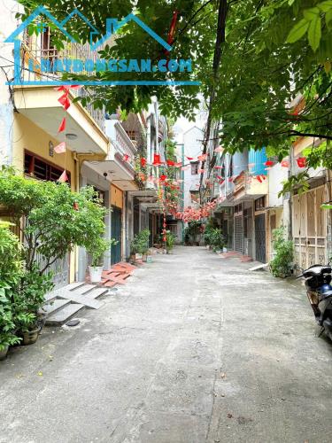 Bán nhà phố Nghĩa Tân quận Cầu Giấy diện tích 35m2,4T ngõ ô tô tránh phân lô cực hiếm