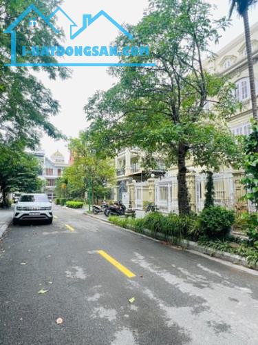 Biệt Thự Việt Hưng 240m, MT 15m, view vườn hoa, vỉa hè, ôtô tránh