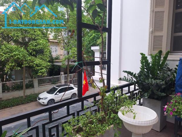 BIỆT THỰ, KHU T, CIPUTRA, TÂY HỒ-VỈA HÈ-KD-Ô TÔ: 180M X4T, MT 9M, GIÁ 69 TỶ.