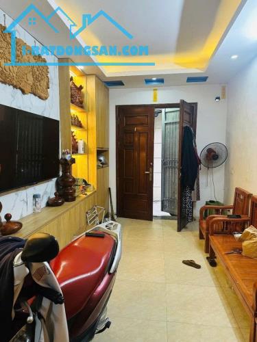 Bán nhà phố Hoa Bằng quận Cầu Giấy diện tích 33m2, 7T giá chỉ nhỉnh 7 tỷ