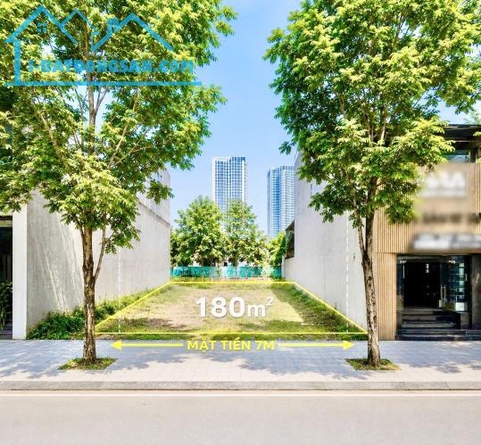 Bán đất Lê Văn Lương_Sát ngã tư Nguyễn Ngọc Vũ_Đường ô tô_180m2_MT rộng 7m_Giá 268tr/m2