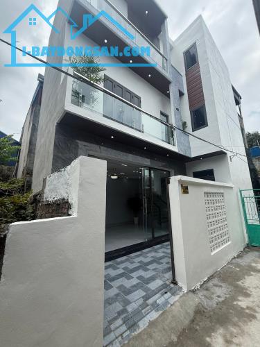 BÁN NHÀ 2,89 TỶ, NGÕ NÔNG, RỘNG GẦN CẦU SONG HÀO, 60 M2 x 3 TẦNG