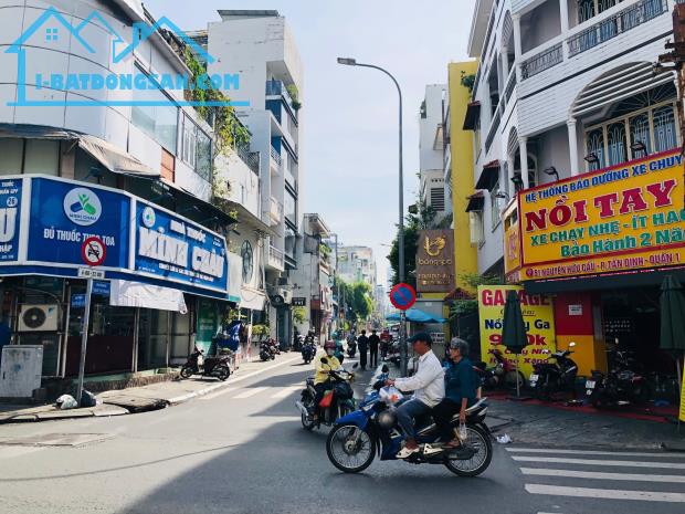 Bán nhà tại 32 Huyền Quang, Phường Tân Định, Quận 1, HCM.