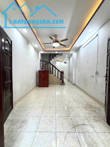 Bán nhà chính chủ ngõ 165 Dương Quảng Hàm. Cầu Giấy 33m x 5T. Mặt tiền 3.4m. Giá 9.28 tỷ
