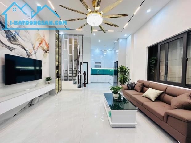 Siêu phẩm Cầu Giấy 50m2, 5 tầng cực đẹp, MT4.5m lô góc 3 thoáng tặng full nội thất chỉ 10.