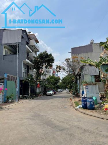 ĐƯỜNG 8 MÉT VỈA HÈ 2 MÉT - ĐỐI DIỆN BỜ TƯỜNG TƯỜNG NỘI KHU NÊN NHIỀU CHỖ ĐẬU Ô TÔ -KDC SÓN