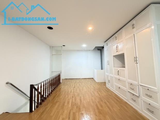 Bán Gấp nhà mặt tiền Quận 3, Ngang lớn bề thế 4.8m hiếm có, Sổ hồng riêng, Không Quy Hoạch
