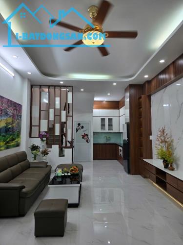 Bán nhà phố Hoàng Quốc Việt, quận Cầu Giấy 55m2, 4T MT4.1m 3 thoáng full nội thất